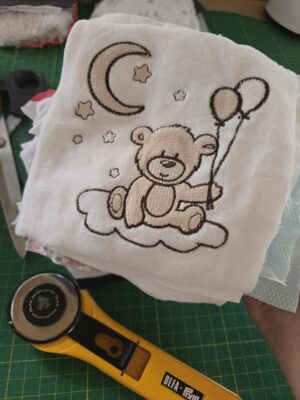 Erinnerungsdecke aus Babykleidung oder Kinderkleidung, sorgfältig geschnitten und als wertvolle Patchworkdecke genäht.