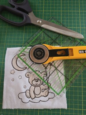 Erinnerungsdecke aus Babykleidung oder Kinderkleidung, sorgfältig geschnitten und als wertvolle Patchworkdecke genäht.