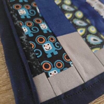 Tassenteppiche aus edlen Blautönen im klassischen Patchworkdesign