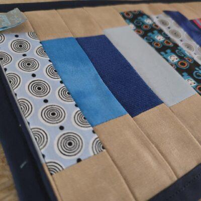 Tassenteppiche aus edlen Blautönen im klassischen Patchworkdesign