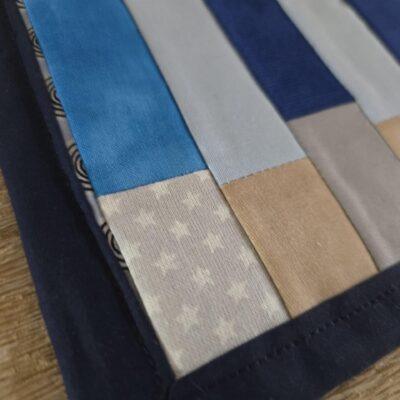 Tassenteppiche aus edlen Blautönen im klassischen Patchworkdesign