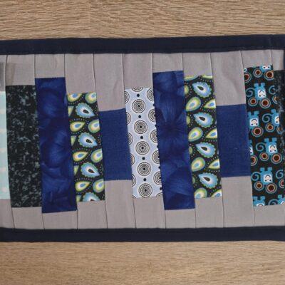 Tassenteppiche aus edlen Blautönen im klassischen Patchworkdesign