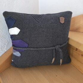 Erinnerungskissen genäht aus einem dickem Pullover und 4 Krawatten als Dekorationselement