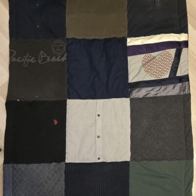 Patchworkdecke aus Kleidung Verstorbener mit 5 Krawatten in einem Block