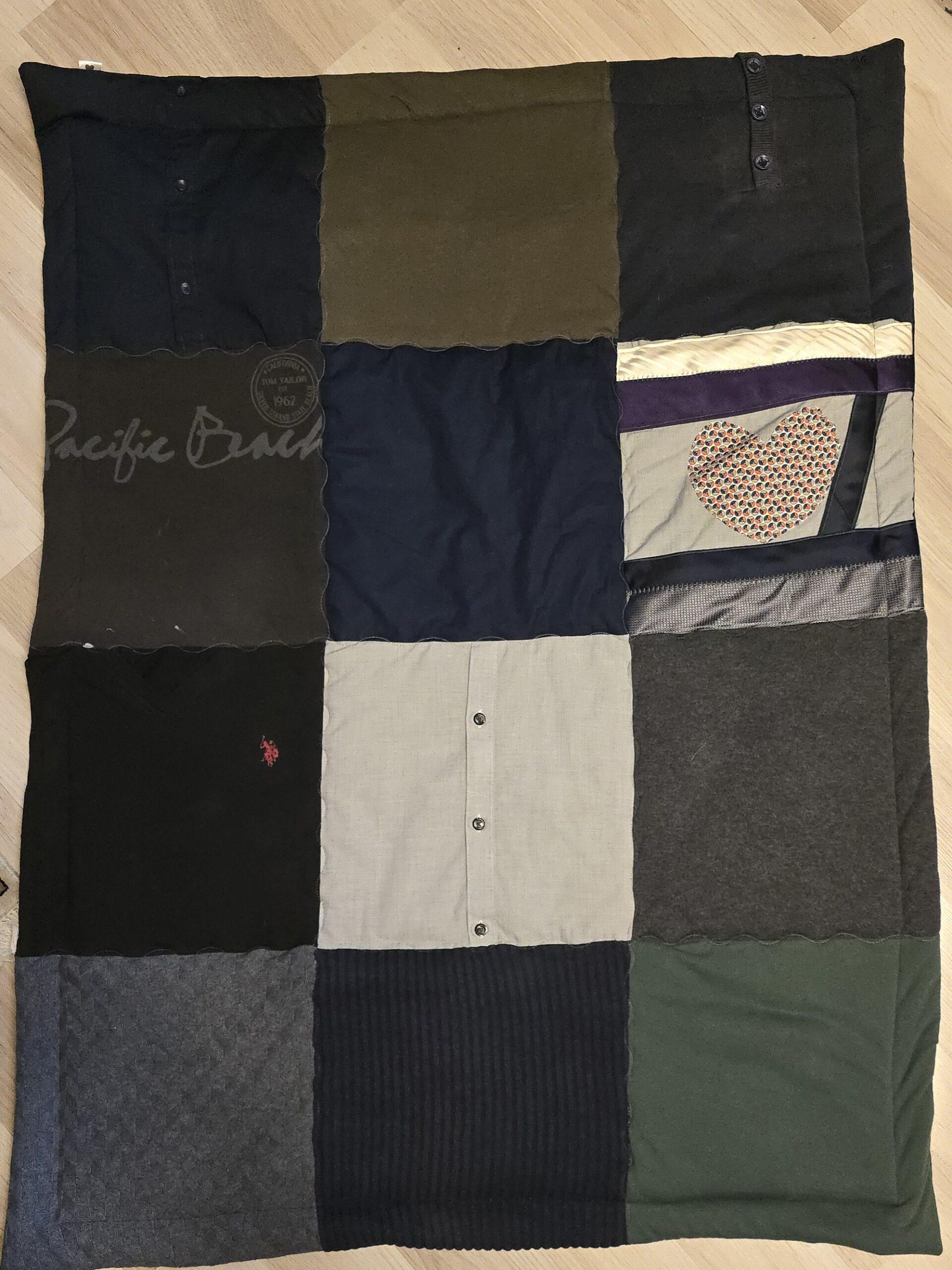 Patchworkdecke aus Kleidung Verstorbener mit 5 Krawatten in einem Block
