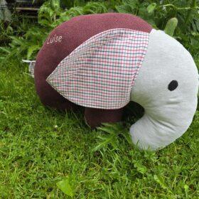 Erinnerungskissen genäht aus Lieblingskleidung und Kleidugn von Verstorbenen als Elefant