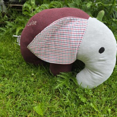 Erinnerungskissen genäht aus Lieblingskleidung und Kleidugn von Verstorbenen als Elefant