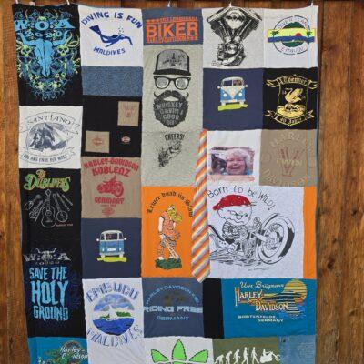 Patchworkdecke aus Kleidung Verstorbener mit einer passenden Krawatte als Dekorationselement