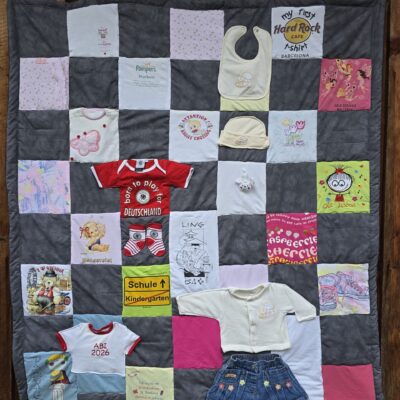 Erinnerungsdecken aus Baby- und Kinderkleidung sind Patchworkdecken genäht aus den aufbewahrten Schätzchen der kleinen