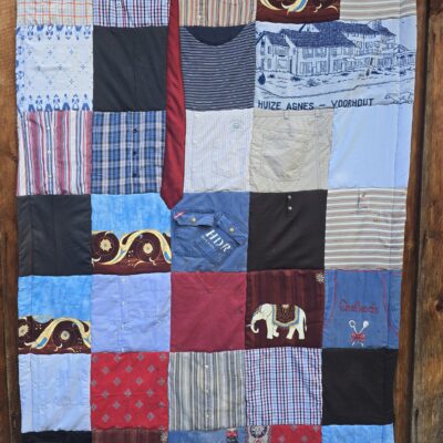 Patchworkdecke aus Kleidung, individuell genäht als Erinnerungsdecke, liebevoll verarbeitet mit Respekt und Feingefühl.