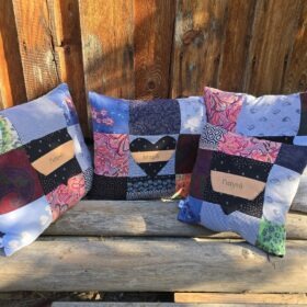 Erinnerungskissen aus Kleidung genäht in 20er Patches mit individueller griechischer Bestickung