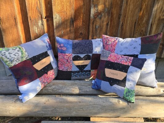 Erinnerungskissen aus Kleidung genäht in 20er Patches mit individueller griechischer Bestickung