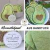 Kosmetikpad aus einem upcycled grünen Handtuch in Form einer Avocado