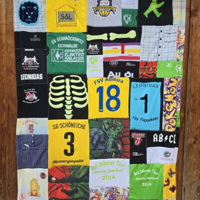 T-Shirtdecke als Patchworkdecke gepuzzelt als Geschenk zum 18. Geburtstag