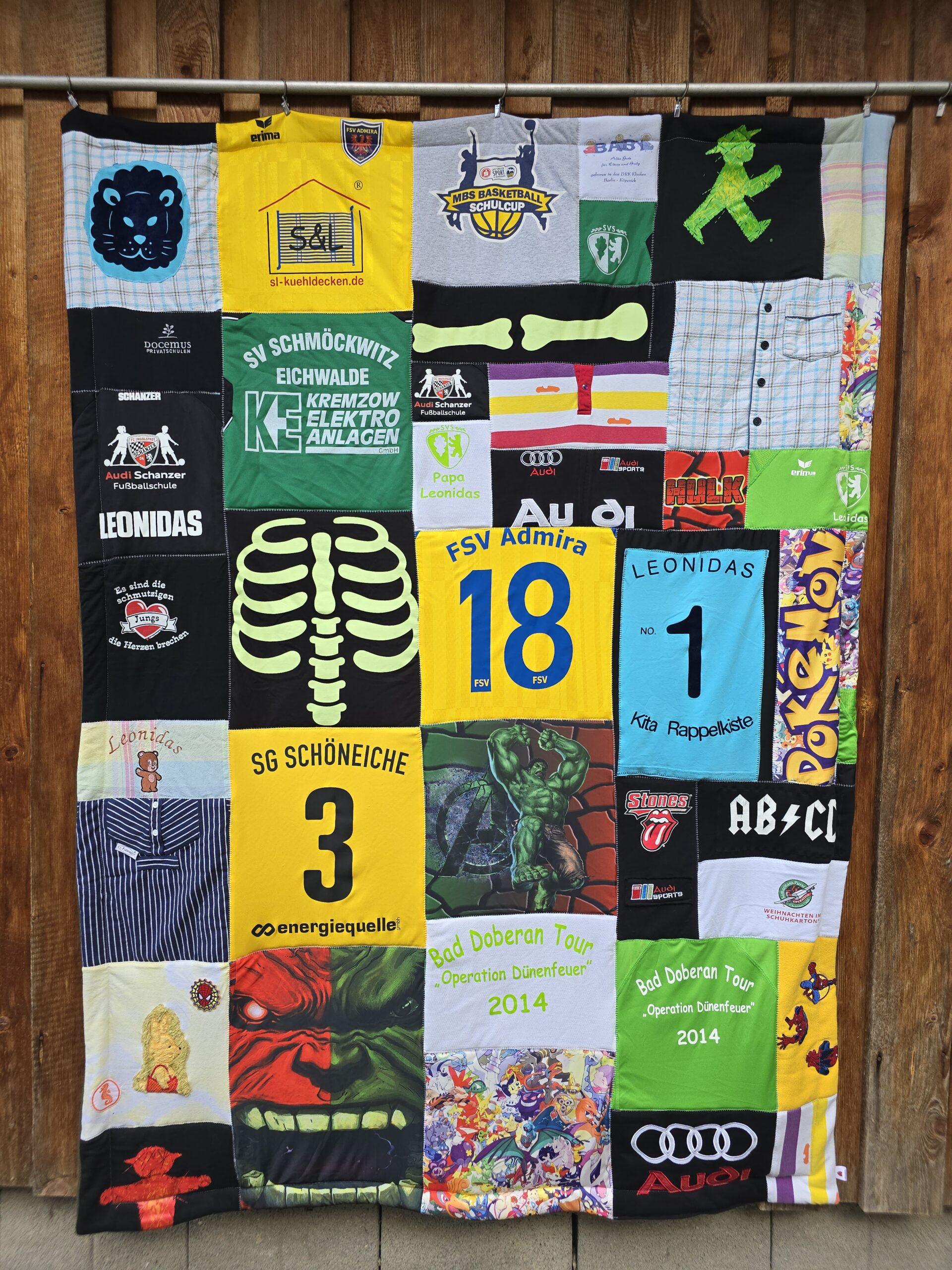 T-Shirtdecke als Patchworkdecke gepuzzelt als Geschenk zum 18. Geburtstag