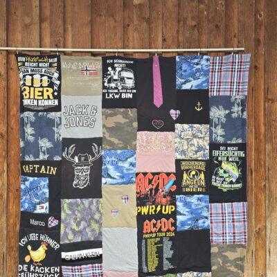 Patchworkdecke aus Kleidung Verstorbener mit Hochzeitskleid und Hochzeitskrawatte als Erinnerung