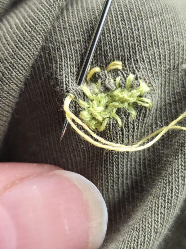 visible mending - als erstes wird das Loch umstickt und geschlossen