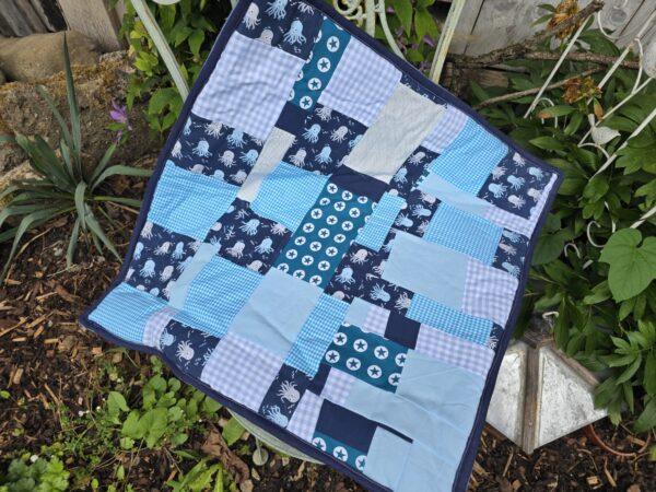 Kleine Decke "blue scraps"