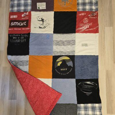 Patchworkdecke aus Kleidung Verstorbener mit Baumwollrückseite