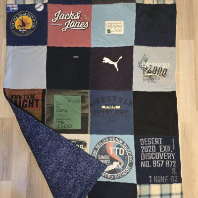 Patchworkdecke aus Kleidung Verstorbener mit Baumwollrückseite