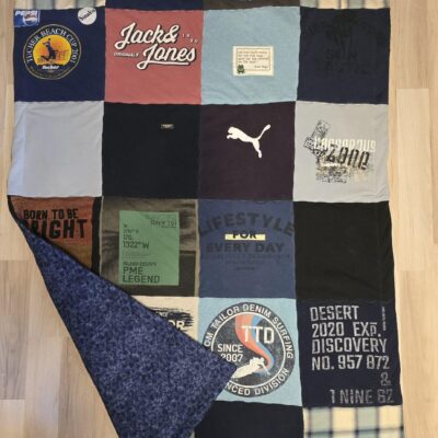 Patchworkdecke aus Kleidung Verstorbener mit Baumwollrückseite