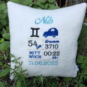 Kissen bestickt mit Geburtsdaten und Zodiakzeichen.
