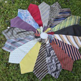 Aus 17 Krawatten entsteht eine einzigartige, handgenähte Tischdecke – ein Erinnerungsstück mit Geschichte, ideal als Geschenk oder Gedenkstück.