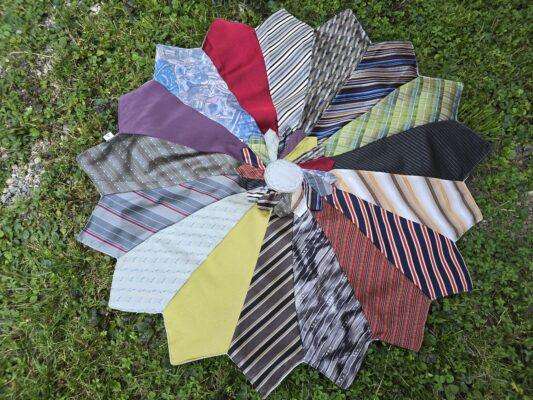 Aus 17 Krawatten entsteht eine einzigartige, handgenähte Tischdecke – ein Erinnerungsstück mit Geschichte, ideal als Geschenk oder Gedenkstück.