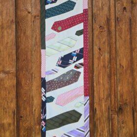 Handgefertigter Tischläufer aus 9 Krawatten als wertvolles Erinnerungsstück an den Träger der Krawatten. Accessoires für Sideboard, Tische. handmade mit ❤