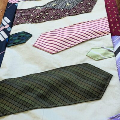 Handgefertigter Tischläufer aus 9 Krawatten als wertvolles Erinnerungsstück an den Träger der Krawatten. Accessoires für Sideboard, Tische. handmade mit ❤