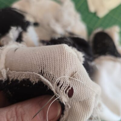 Nähte schließen, Nahtkanten hinterlegen bei der Stofftierreparatur, Reparatur von Stofftieren, Lieblingskuscheltiere wieder aufpolstern, reparieren, neu nähen