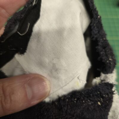 Nähte schließen, Nahtkanten hinterlegen bei der Stofftierreparatur, Reparatur von Stofftieren, Lieblingskuscheltiere wieder aufpolstern, reparieren, neu nähen