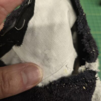 Nähte schließen, Nahtkanten hinterlegen bei der Stofftierreparatur, Reparatur von Stofftieren, Lieblingskuscheltiere wieder aufpolstern, reparieren, neu nähen