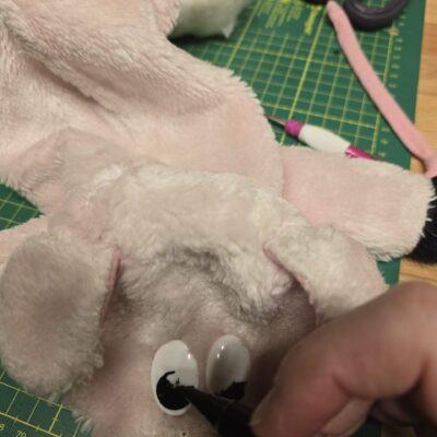 Stofftierrettung und Stofftier Reparatur. Schweinchen bekommt neue Augen