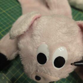 Stofftierrettung und Stofftier Reparatur. Schweinchen bekommt neue Augen