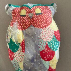 Eine alte STofftier Eule muß repariert und neu aufgefüllt werden. Zustand vorher