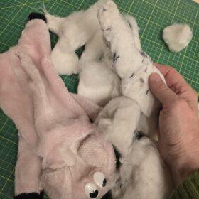 Stofftierrettung und Stofftier Reparatur. Hier entferne ich das alte Füllmaterial