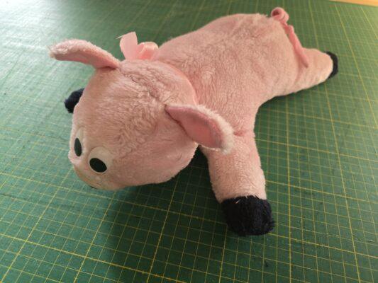 Stofftierrettung und Stofftier Reparatur. Hier ist Schweinchen fertig