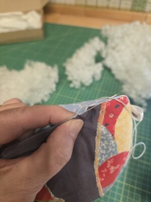 Handarbeit bei Stofftierreparatur