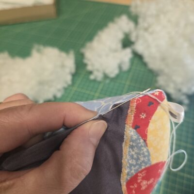 Handarbeit bei Stofftierreparatur