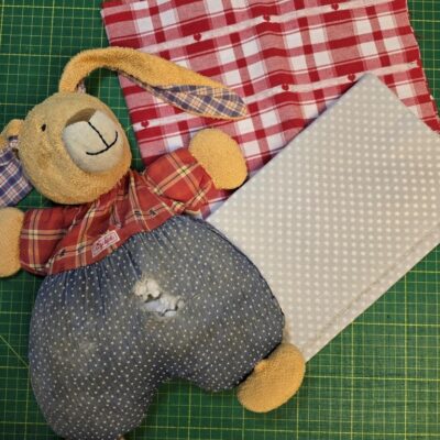 Restaurierung eines Stofftieres mit neunem Stoffersatz