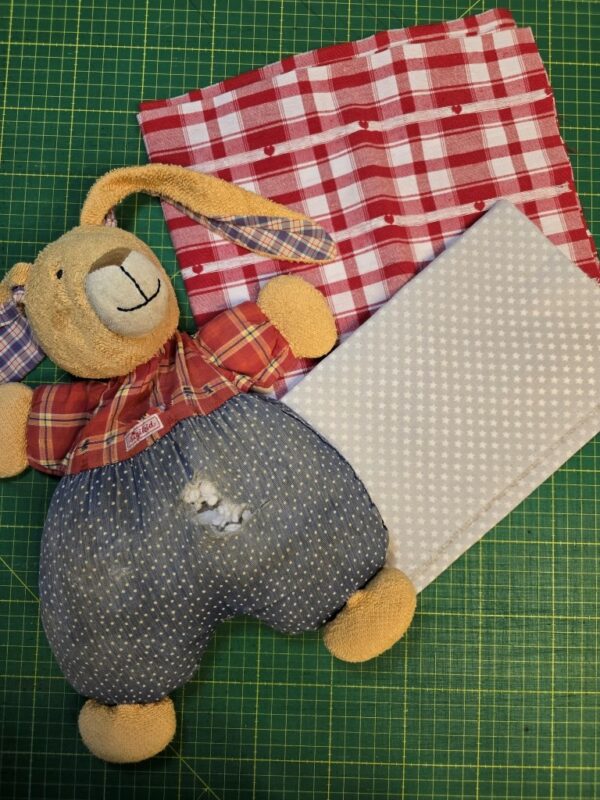 Restaurierung eines Stofftieres mit neunem Stoffersatz