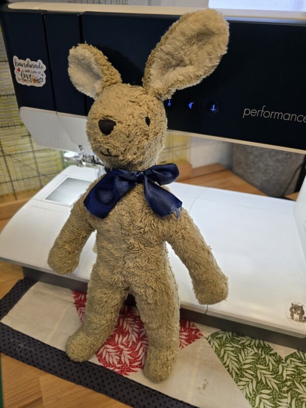 Stofftierreparatur hier steht Jojo wieder und hält Ausschau nach seinem Herrchen