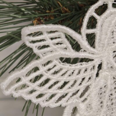 Detail der Flügel vom Engel aus Spitze maschinengestickt in der Free standing lace Technik