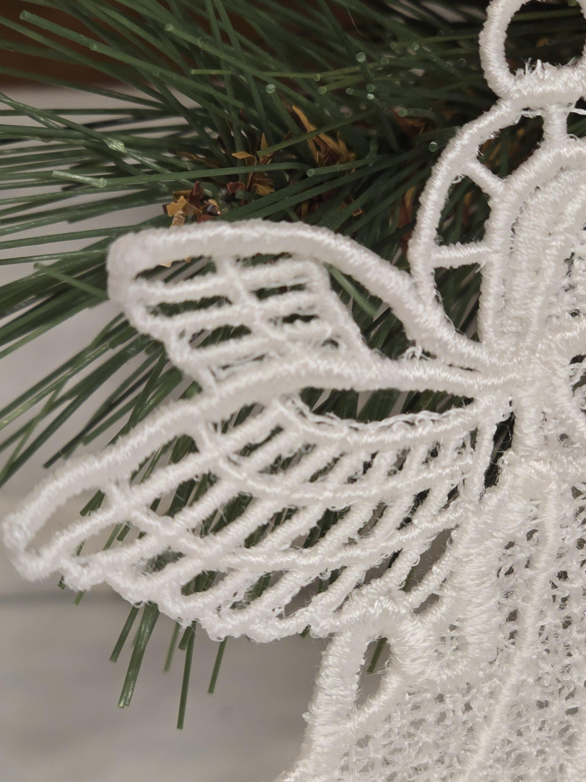 Detail der Flügel vom Engel aus Spitze maschinengestickt in der Free standing lace Technik