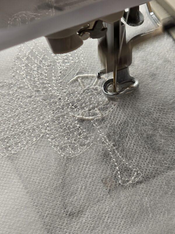 der Engel wird gestickt aus Spitze maschinengestickt in der Free standing lace Technik