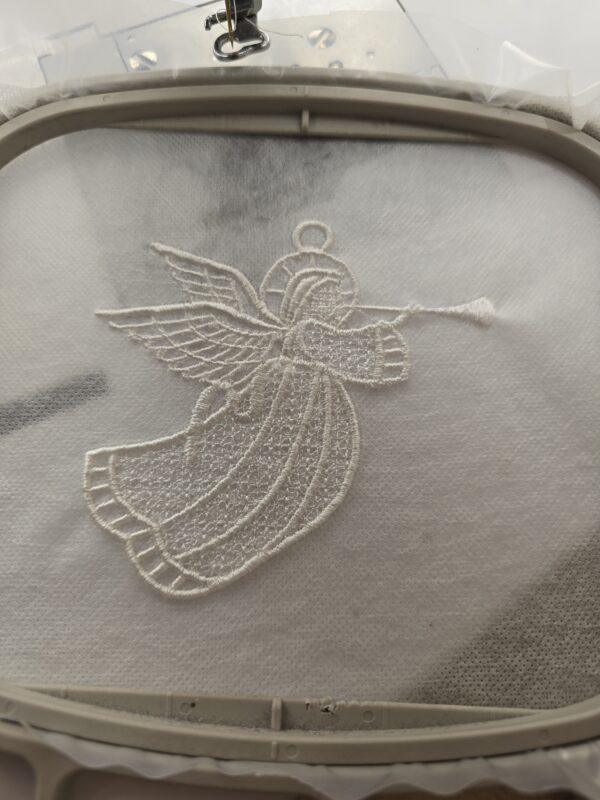 fertig gestickter Engel aus Spitze maschinengestickt in der Free standing lace Technik