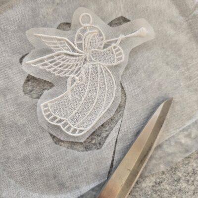 ausschneiden des Engel aus Spitze maschinengestickt in der Free standing lace Technik