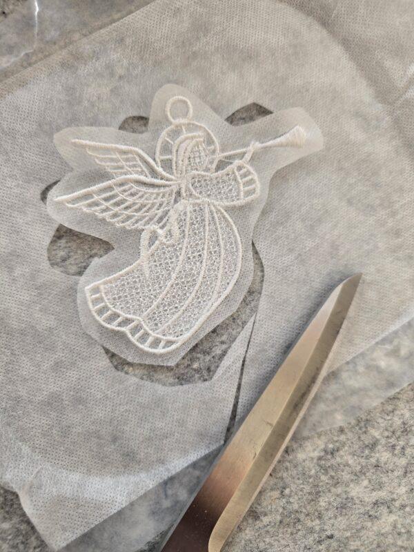 ausschneiden des Engel aus Spitze maschinengestickt in der Free standing lace Technik