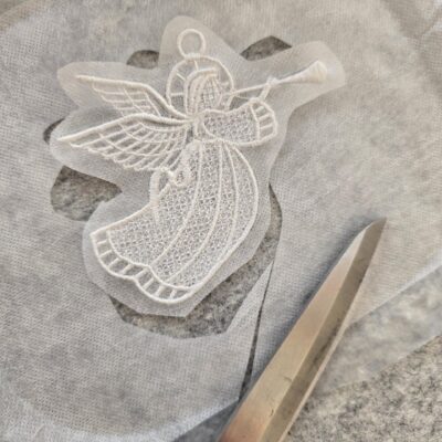 ausschneiden des Engel aus Spitze maschinengestickt in der Free standing lace Technik